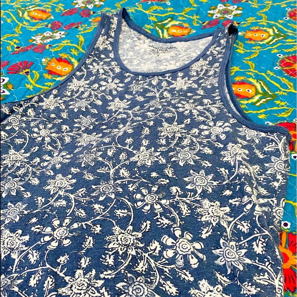 Ambercrombie and Finch muscle tee tank top small